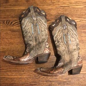 Corral boots pointed toe cowboy boots